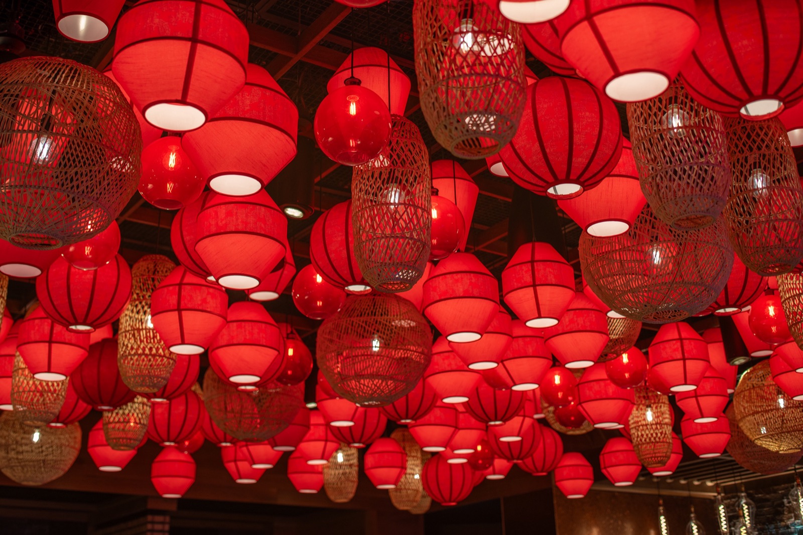 Luminous pendant lighting installation